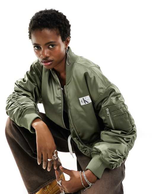 Calvin Klein Jeans – Oliwkowa satynowa kurtka bomberka z naszywką z logo