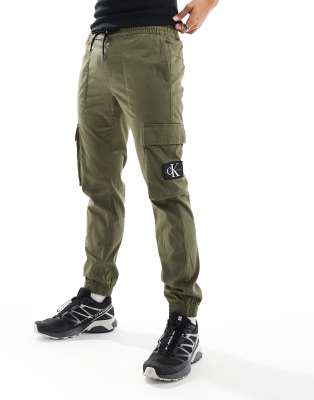 Calvin Klein Jeans - Pantalon cargo ajusté - Vert olive | ASOS