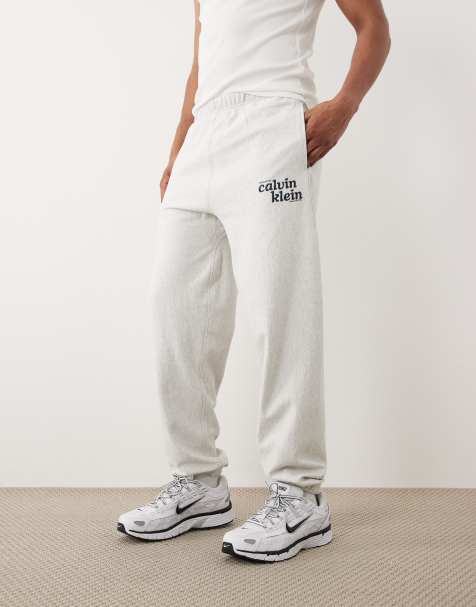 Calvin Klein Jeans - Pantalon de jogging à imprimé graphique - Gris - view 1