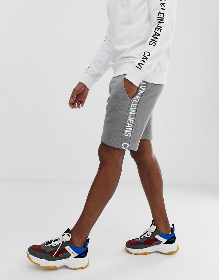 Calvin Klein Jeans - Pantaloncini della tuta grigio mélange con logo laterale