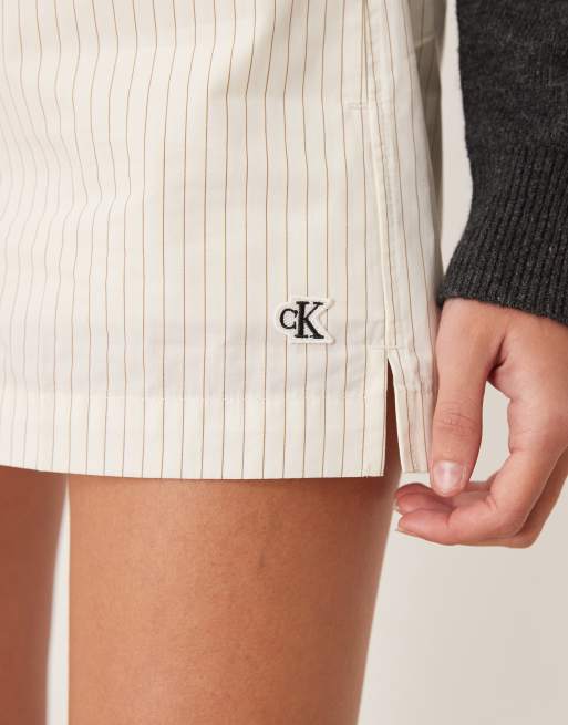 Calvin Klein Jeans - Pantalones cortos beis a rayas de popelina, 2 de 5