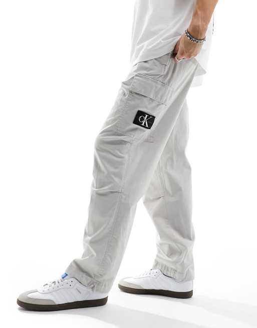 Calvin Klein Jeans Pantaloni cargo grigio chiaro con stemma ASOS