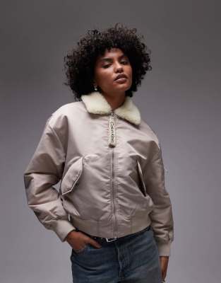 Calvin Klein Jeans - Pilotenjacke aus Sherpa-Fleece in Steinbeige mit Kragen-Rosa