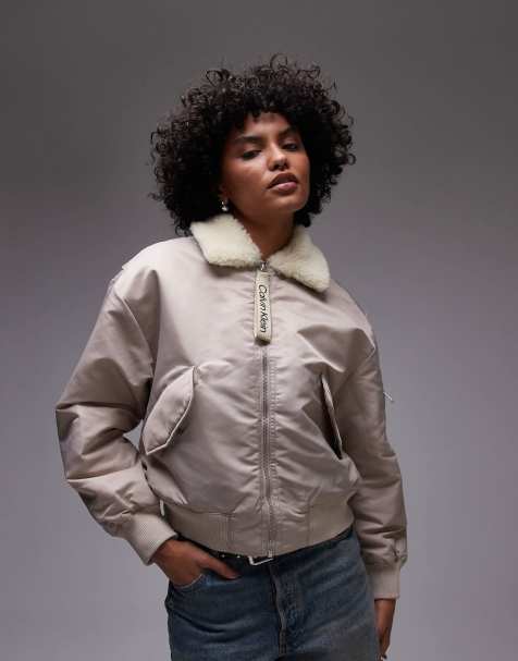 Calvin Klein Jeans – Pilotenjacke aus Sherpa-Fleece in Steinbeige mit Kragen - view 1
