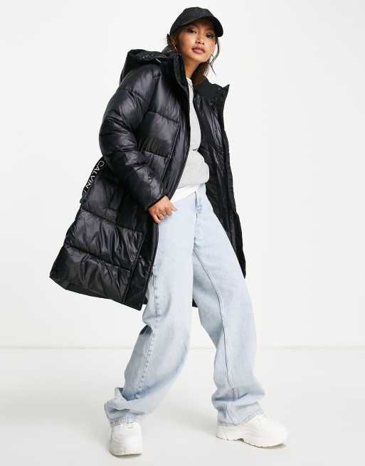 Calvin Klein Jeans - Piumino taglio lungo nero con logo e cintura