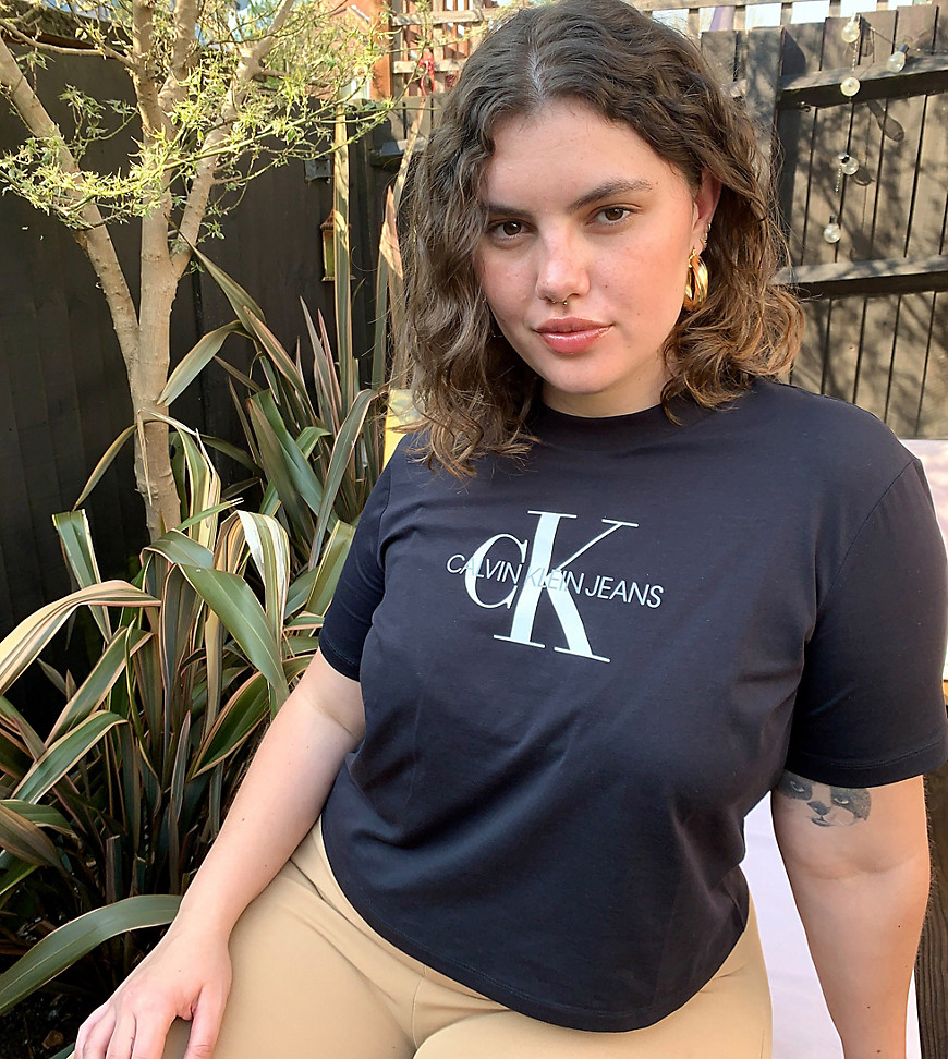 Calvin Klein Jeans - Plus - Cropped T-shirt met logo in zwart