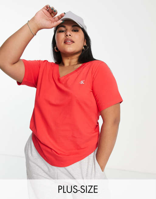 Calvin Klein Jeans Plus – Czerwony T-shirt z dekoltem w szpic i haftem