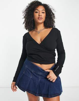 Thumbnail - Calvin Klein Jeans Plus - Geripptes, langärmliges Wickeloberteil in Schwarz