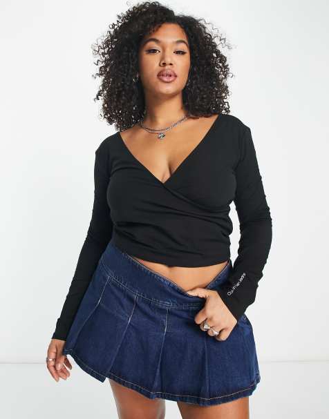 Calvin Klein Jeans Plus – Geripptes, langärmliges Wickeloberteil in Schwarz - view 1