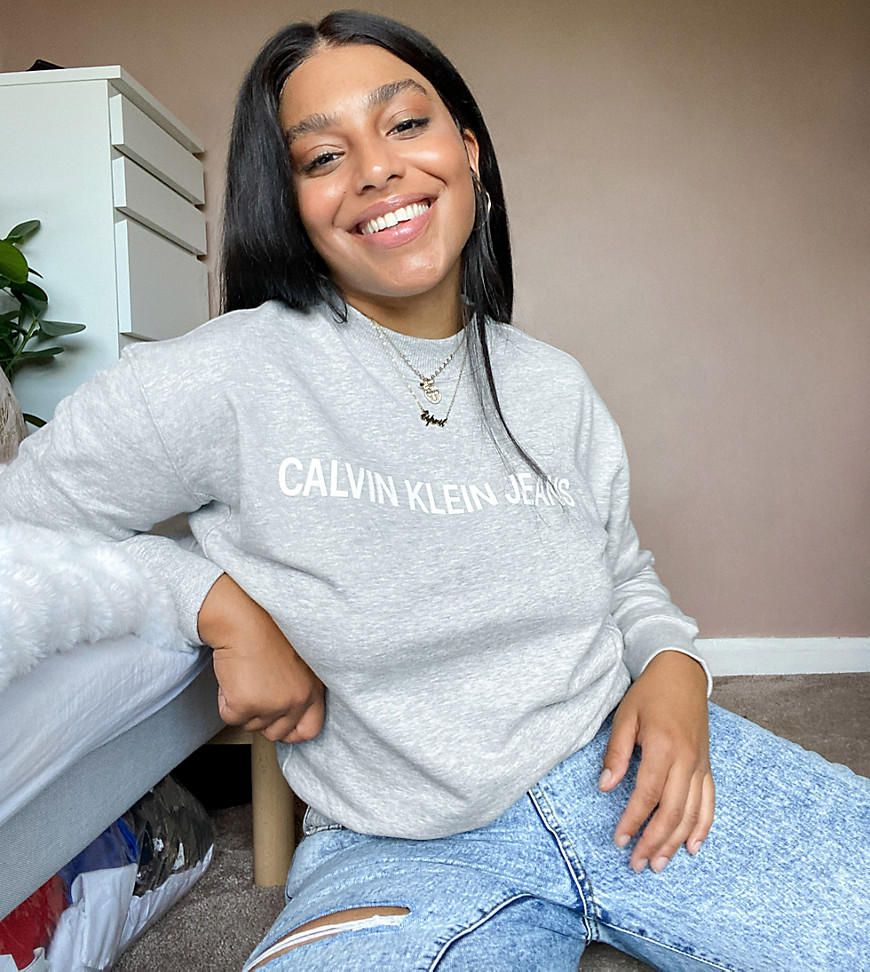 Calvin Klein Jeans Plus - grå sweatshirt med rund hals og langt logo