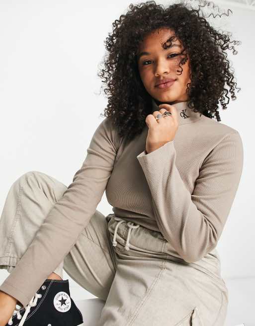 Calvin Klein Jeans Plus – Gråbrun ribbad topp med ståkrage
