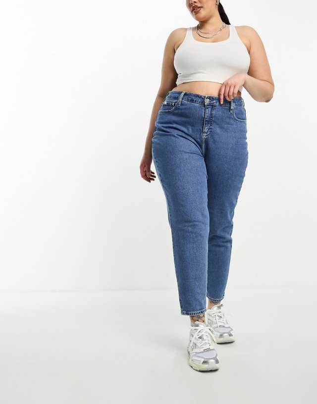 Calvin Klein Jeans - plus mom jeans in mid wash