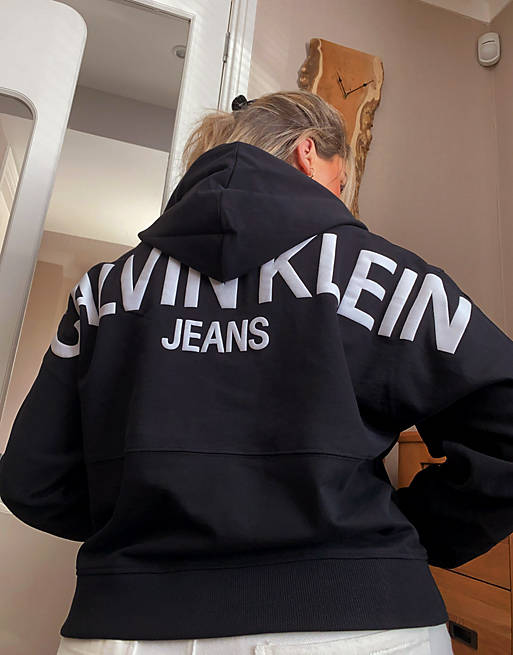 Calvin Klein Jeans Plus – Schwarzer Kapuzenpullover mit gepufftem  Logo-Print auf dem Rücken | ASOS