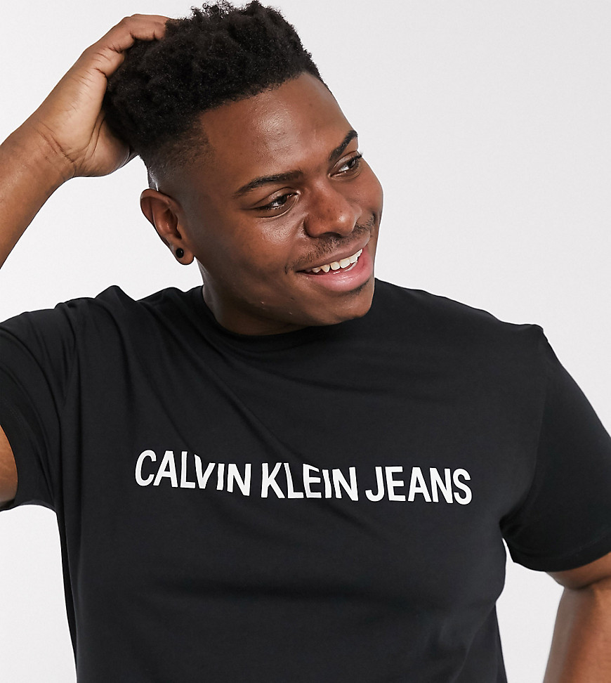 Calvin Klein Jeans Plus Size - sort t-shirt med institutional skrift-logo