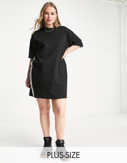 Calvin Klein Jeans Plus – Svart t-shirtklänning med upprepad logga