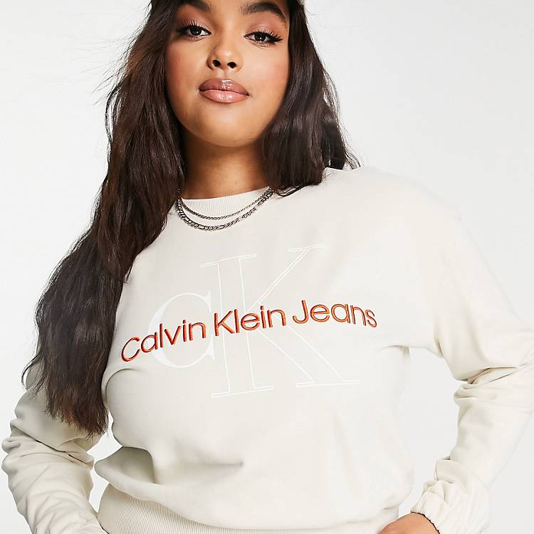 Sweatshirt Rundhalsausschnitt in Klein Monogramm-Logo Jeans Plus Calvin Ecru – | und mit zweifarbigem ASOS