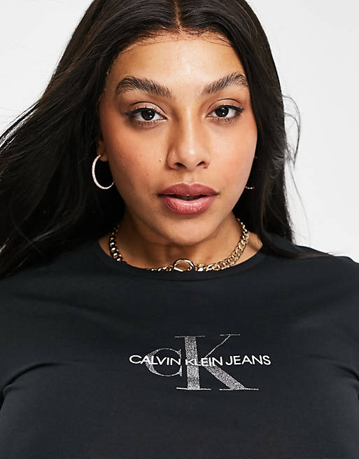 Calvin Klein Jeans Plus – T-Shirt in Schwarz mit glitzerndem Monogramm-Logo  | ASOS