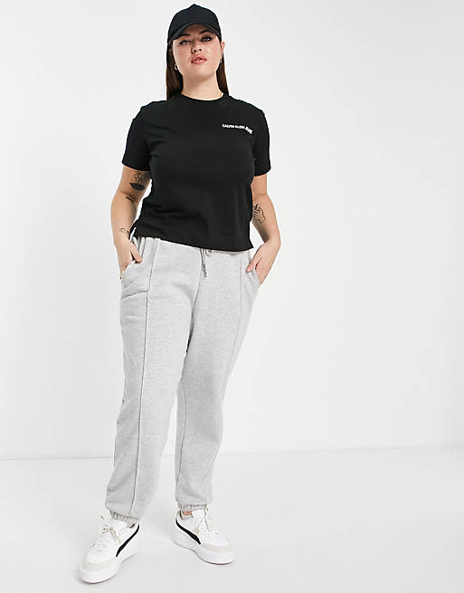 Calvin Klein Jeans Plus – T-Shirt in Schwarz mit vertikalem Logo | ASOS