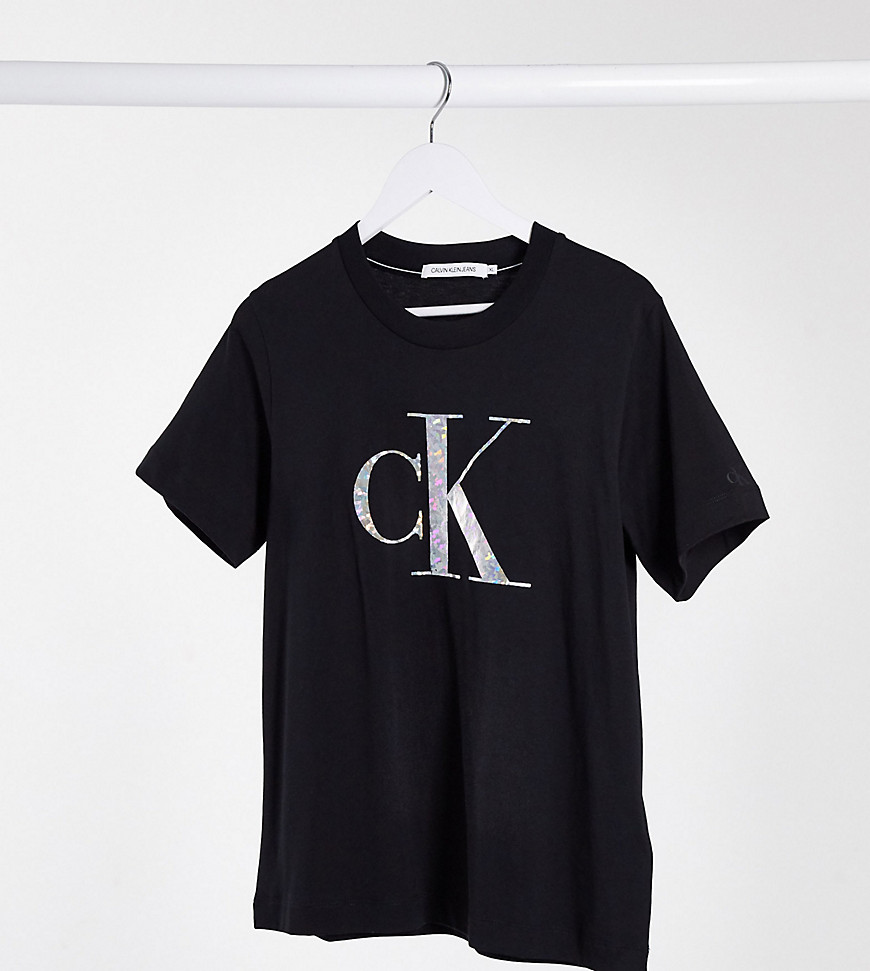 Calvin Klein Jeans - Plus - T-shirt met iriserend metallic logo in zwart