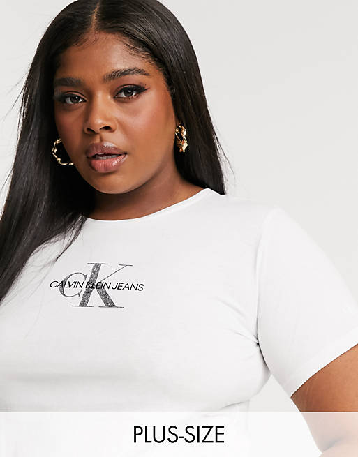 Calvin Klein Jeans Plus – T-Shirt mit glitzerndem Logo vorn in Weiß | ASOS
