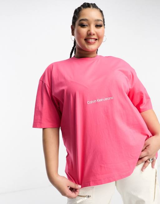 Calvin Klein Jeans – Plusstorlek – Rosa t-shirt i boyfriend-modell med 