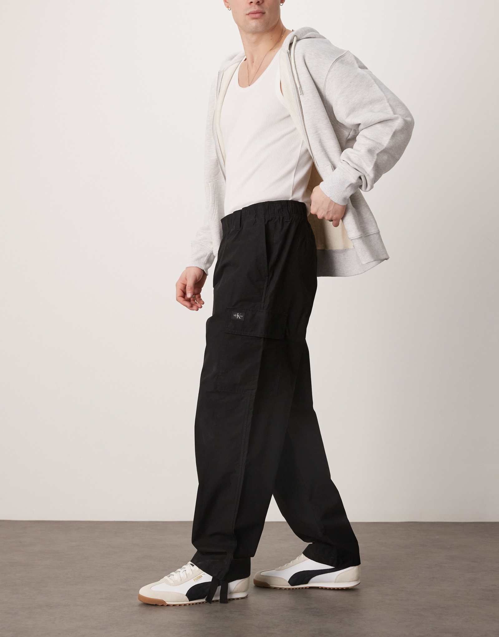 Джинсовые брюки-карго из поплина Calvin Klein Jeans черного цвета