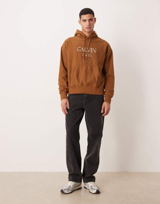 Calvin Klein Jeans – Premium – Brun huvtröja med tryck på bröstet, 2 av 5
