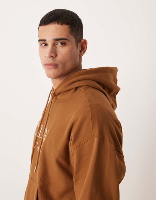 Calvin Klein Jeans – Premium – Brun huvtröja med tryck på bröstet, 4 av 5