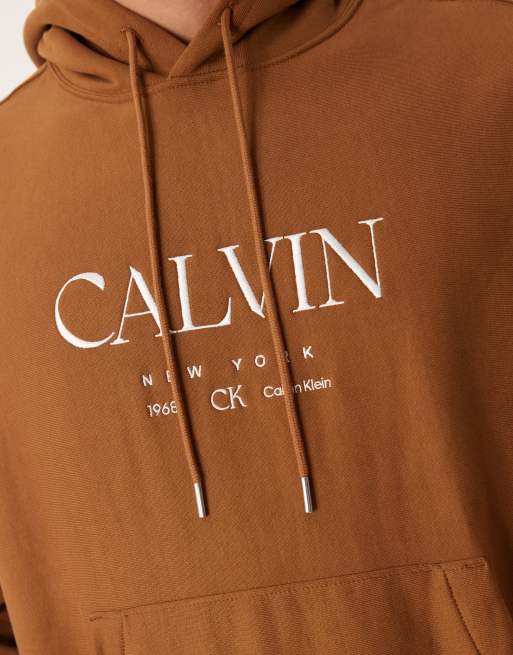 Calvin Klein Jeans – Premium – Brun huvtröja med tryck på bröstet, 5 av 5