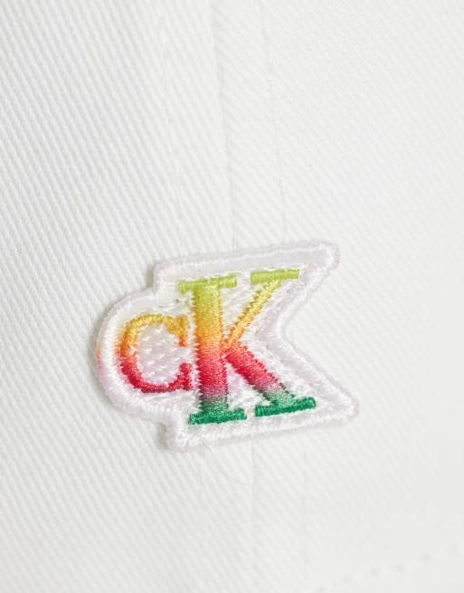 Calvin Klein Jeans Pride-Cap mit Regenbogen-Logo in Weiß, 3 von 3