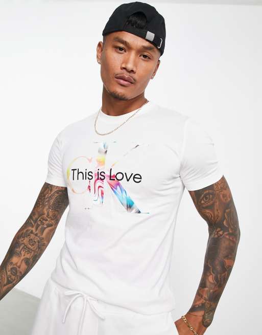 Calvin Klein Jeans – Pride Capsule – Biały dopasowany T-shirt z monogramem na piersi, część zestawu