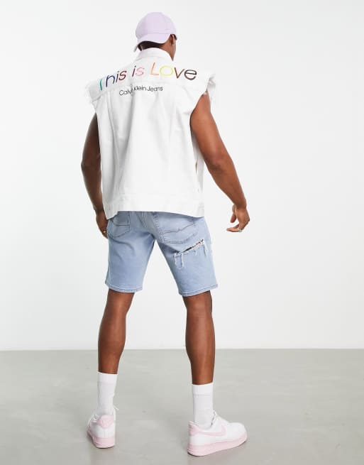 Calvin Klein Jeans – Pride Capsule – Kamizelka jeansowa z napisem i surowym wykończeniem