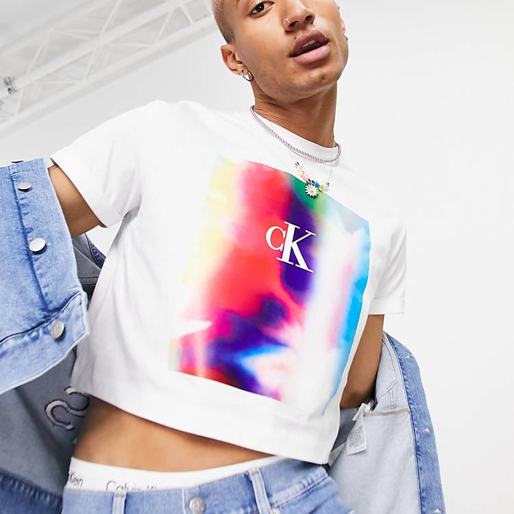 Calvin Klein Jeans – Pride – Kurz geschnittenes T-Shirt in Weiß mit großem  Logo auf der Brust | ASOS