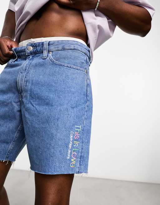 Calvin Klein Jeans - Pride - Pantaloncini di jeans a metà coscia lavaggio azzurro