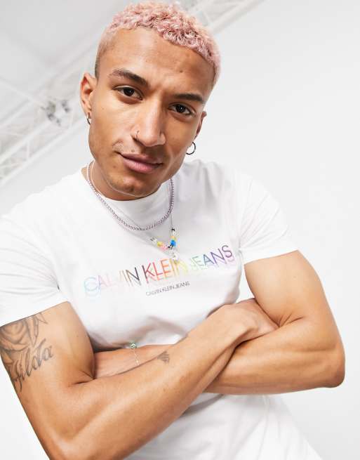 Calvin Klein Jeans Pride Schmales T Shirt mit Regenbogen Logo in WeiB