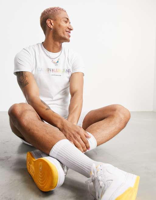 Calvin Klein Jeans – Pride – Vit t-shirt med smal passform och regnbågsfärgad logga