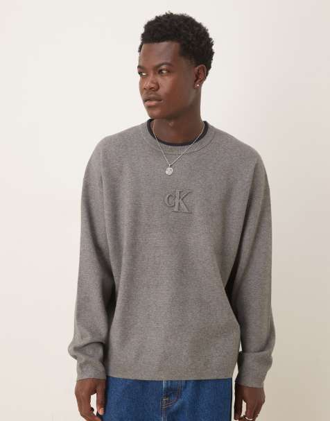 Calvin Klein Jeans – Pullover in Grau mit mittiger Logo-Prägung - view 1