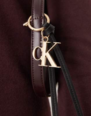 Calvin Klein Jeans - Quasten-Taschenanhänger in Schwarz mit Monogramm