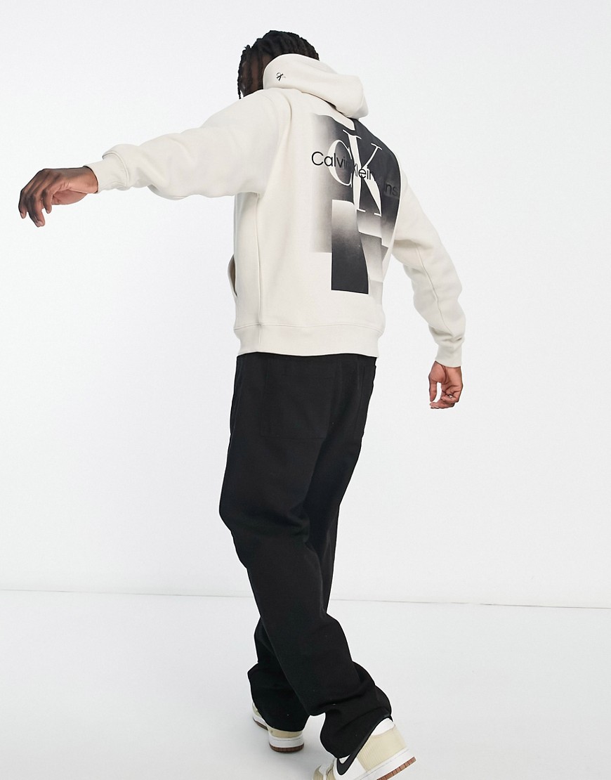 calvin klein jeans - råhvid hættetrøje med gradierende logo i sort og hvid-neutral