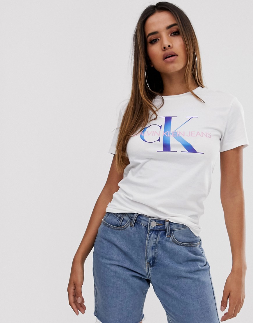 Calvin Klein Jeans – Reissue – T-shirt med flerfärgad logga-Vit
