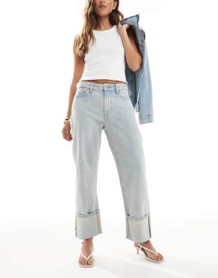 Calvin Klein Jeans - Relaxed Fit Jeans in gebleichter Waschung mit Krempelsaum-Weiß
