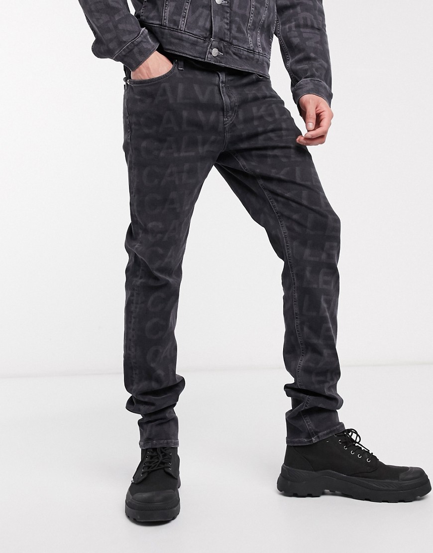 Calvin Klein Jeans - Repeat - Smalle jeans met smaltoelopende pijpen en logo in zwart
