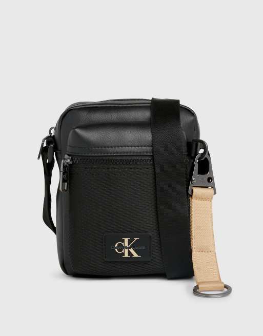 Calvin Klein Jeans – Reportertasche in Schwarz