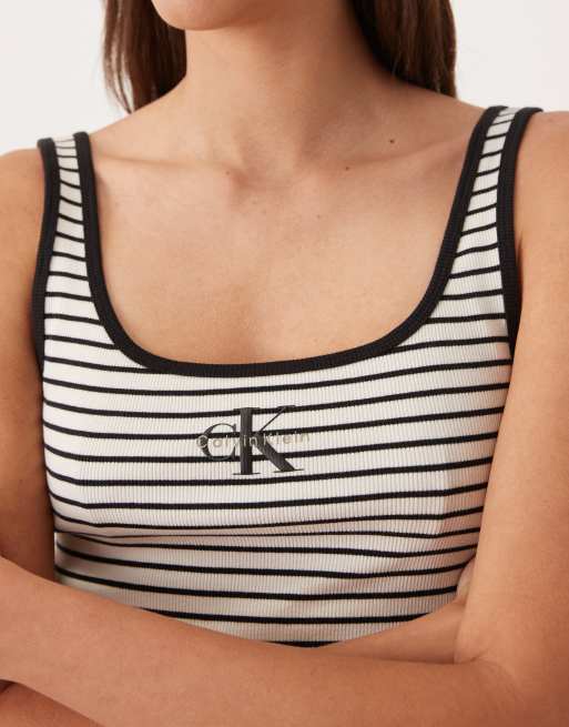 Calvin Klein Jeans - Ribstrikket tanktop med dyb og rund hals samt monogramlogo og sorte striber , 3 af 4