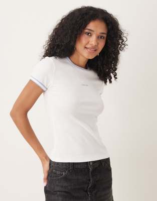 Calvin Klein Jeans - Ringer-T-Shirt in Weiß und Babyblau mit Retro-Flair