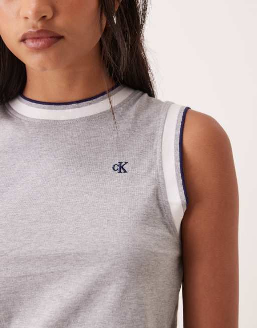 Calvin Klein Jeans – Ringershirt in Grau mit Monogramm und Zierstreifen , 3 von 4