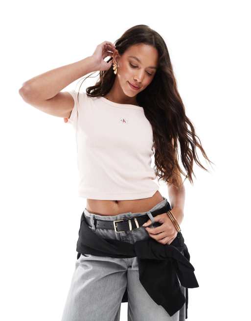 Calvin Klein Jeans – Różowy prążkowany krótki i obcisły T-shirt z naszywką