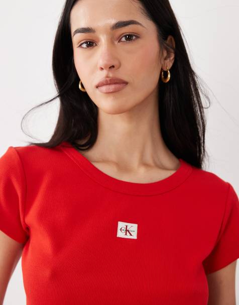 Calvin Klein Jeans – Rubinröd, ribbad, liten t-shirt med vävt märke - view 1