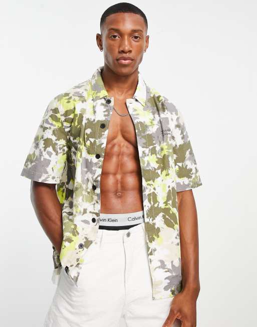 Calvin Klein Jeans - Ruimvallend overhemd met camouflageprint en korte mouwen in multi