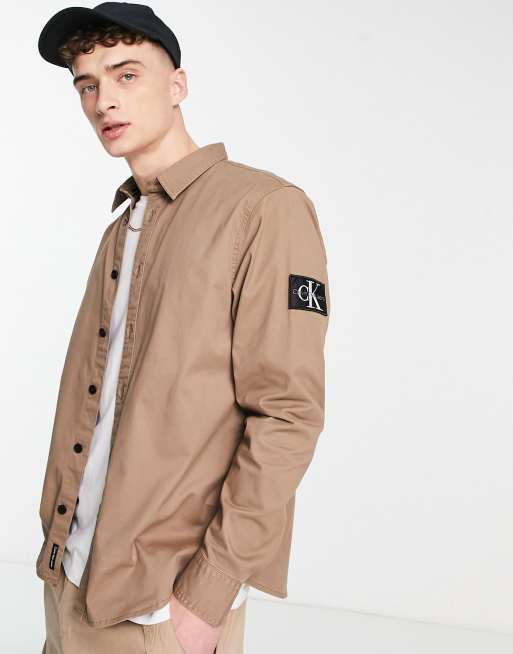 Calvin Klein Jeans - Ruimvallend overshirt met logobadge in lichtbruin